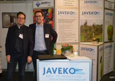 Jan van Eekelen en Maurits Mol zorgen voor frisse nieuwe wind bij Javeko. Links achterin het oude logo en rechts de nieuwe huisstijl van Javeko waar zij zich verder mee gaan presenteren.